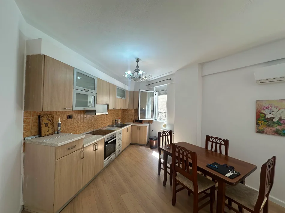 Tirane, jepet me qera zyre Kati 1, 127 m² 900 € 