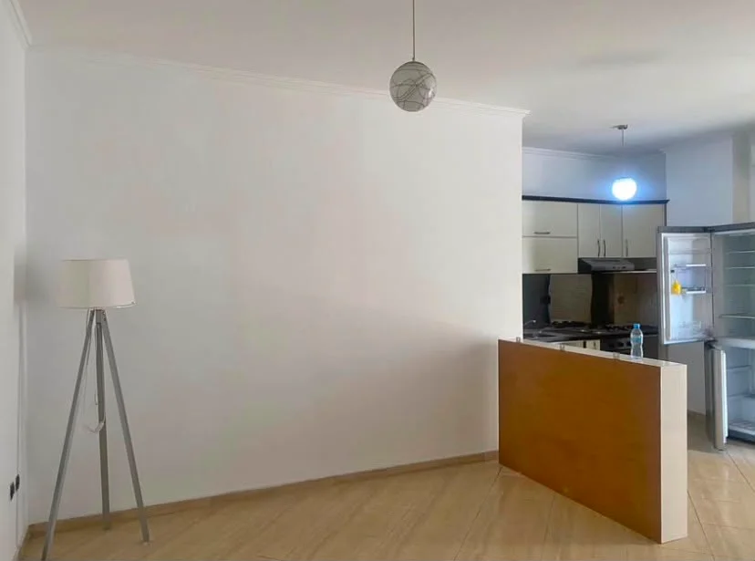🏡 Jepet Apartament 2+1 me Qira – Prane Gjimnazit “Ismail Qemali”, Zogu i Zi , Fillim Rruga Durresit  700 € (Shkolla Qemal Stafa)