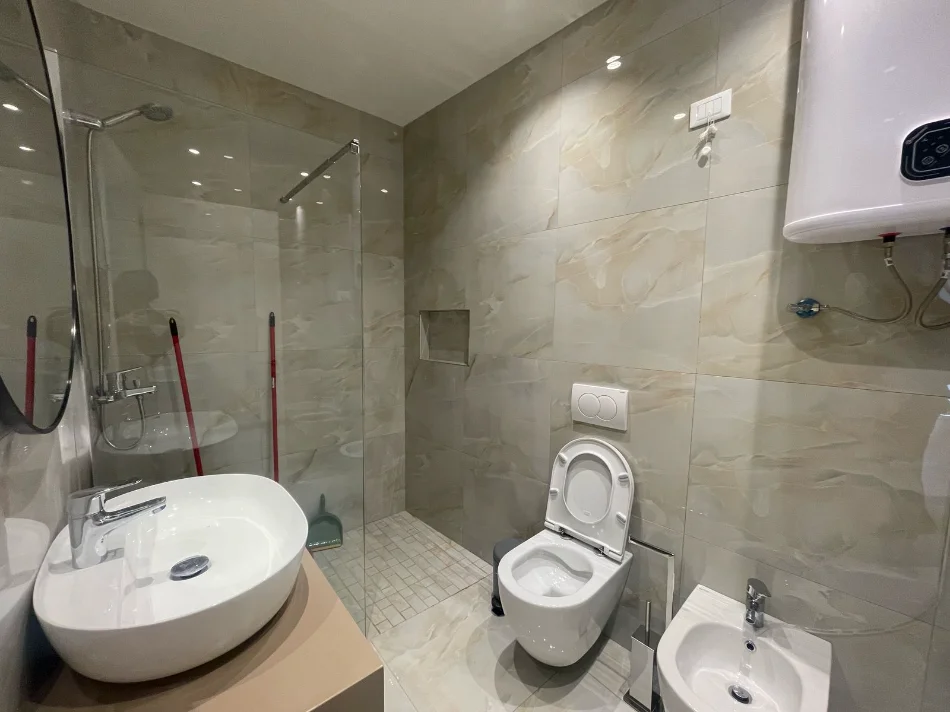 Tirane, jepet me qera zyre Kati 6, 100 m² 1.500 € (Liqeni Artificial, Lake View)