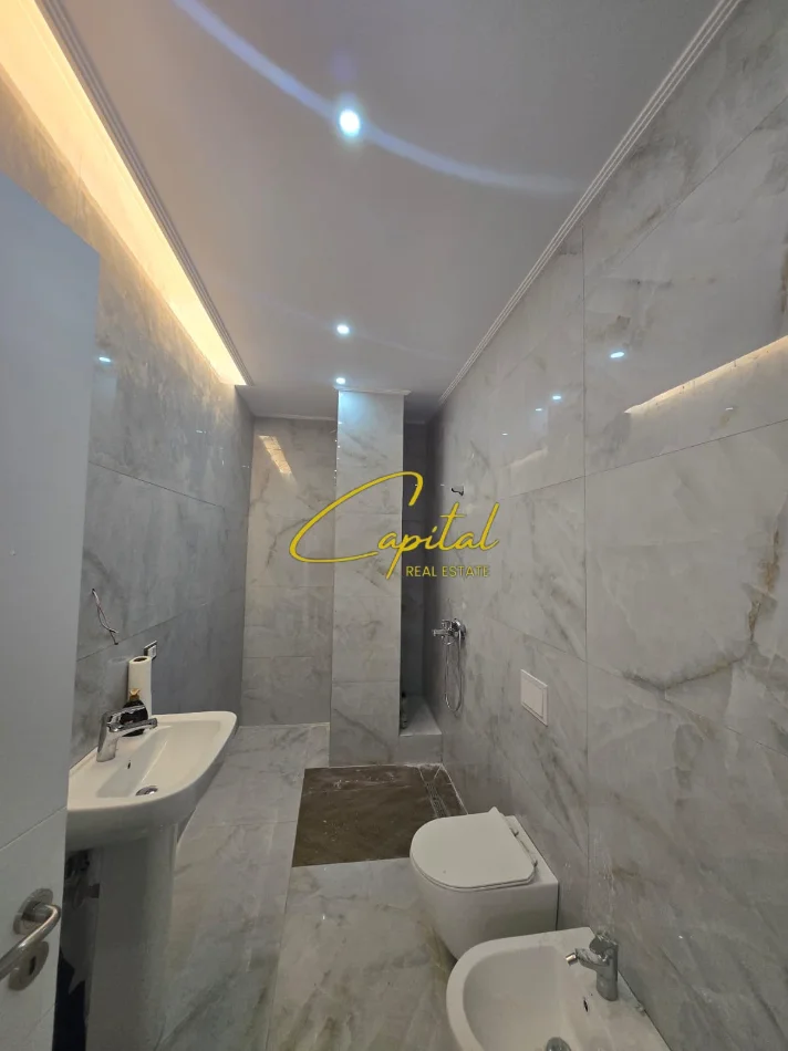 Tirane, jepet me qera zyre Kati 2, 67 m² 600 € (KOMUNA E PARISIT)