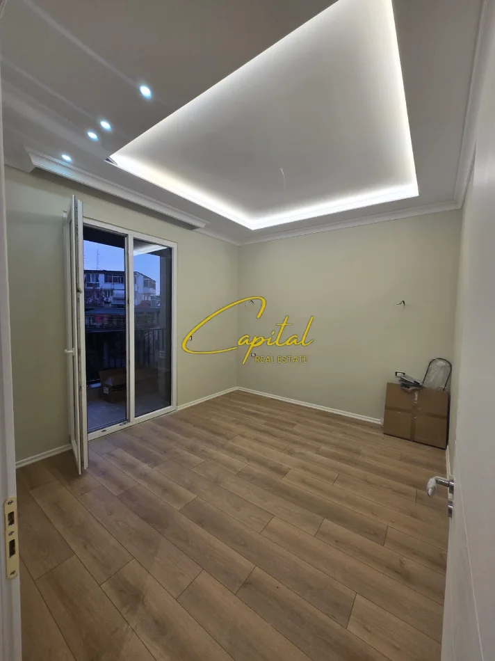 Tirane, jepet me qera zyre Kati 2, 67 m² 600 € (KOMUNA E PARISIT)