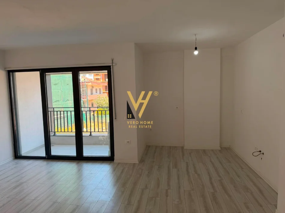 Tirane, jepet me qera zyre Kati 1, 105 m² 820 € (BULEVARDI I RI)