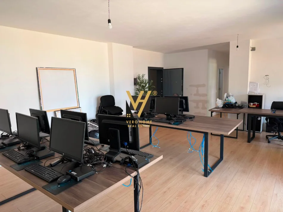Tirane, jepet me qera zyre Kati 1, 122 m² 1.500 € (BULEVARDI I RI)
