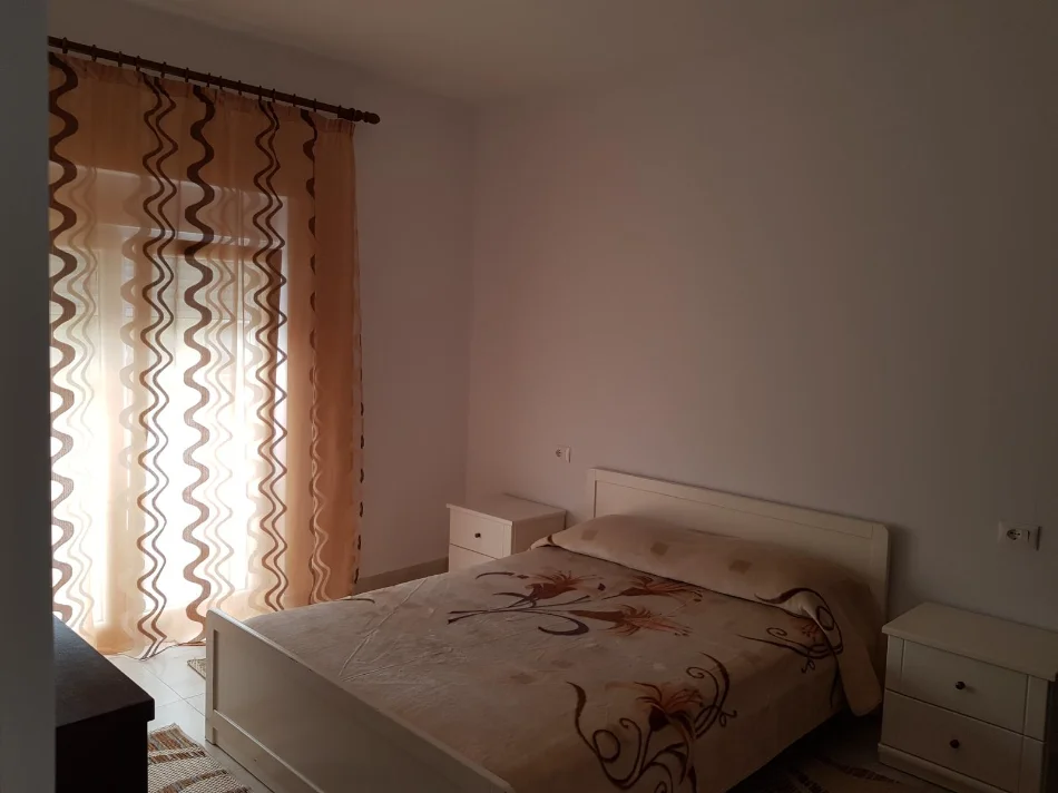 Tirane, jepet me qera apartament 1+1 Kati 2, 80 m² 350 € (Rruga 3 Deshmoret)