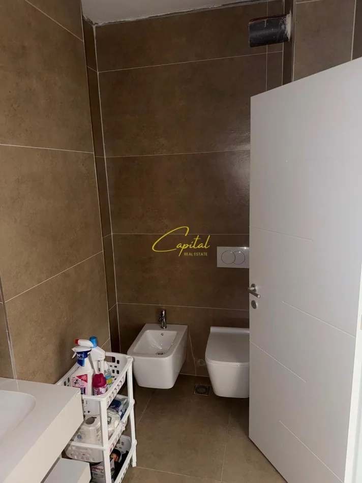 Tirane, jepet me qera zyre Kati 2, 122 m² 1.400 € (BULEVARDI I RI)