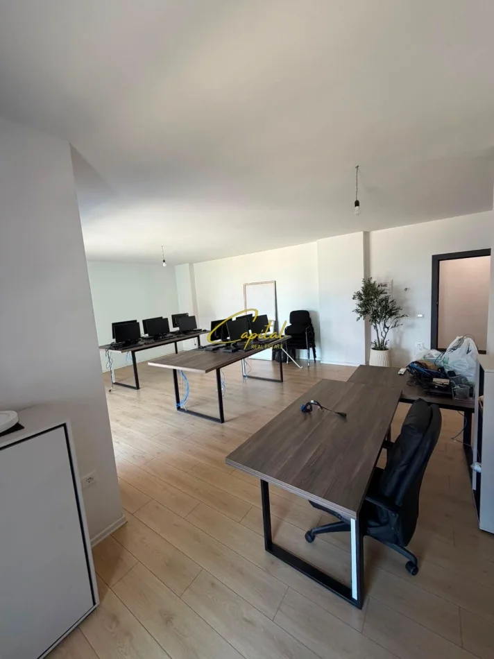 Tirane, jepet me qera zyre Kati 2, 122 m² 1.400 € (BULEVARDI I RI)