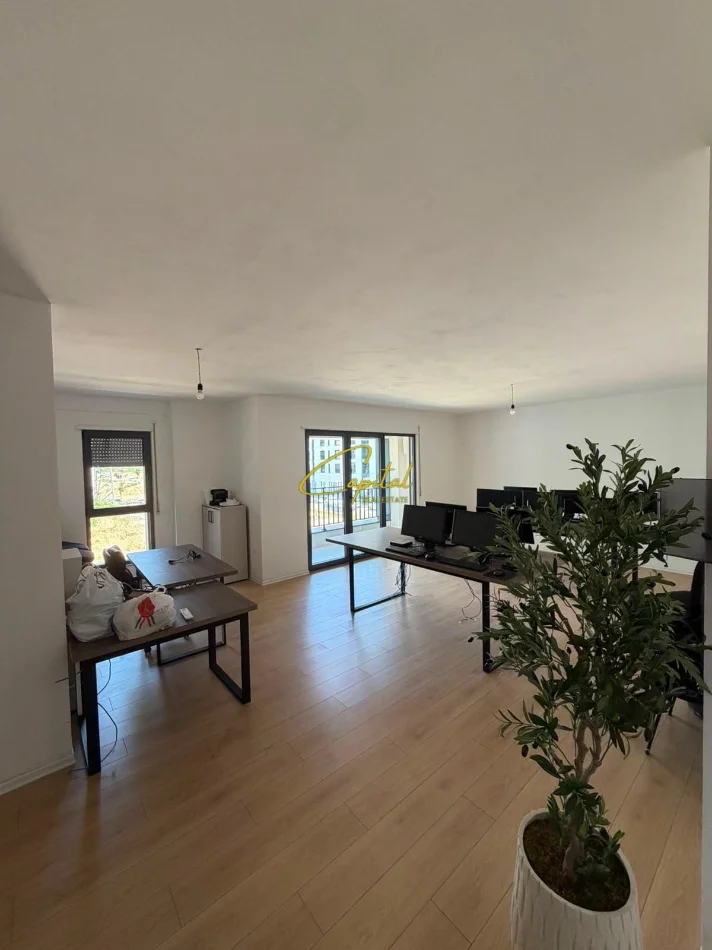 Tirane, jepet me qera zyre Kati 2, 122 m² 1.400 € (BULEVARDI I RI)