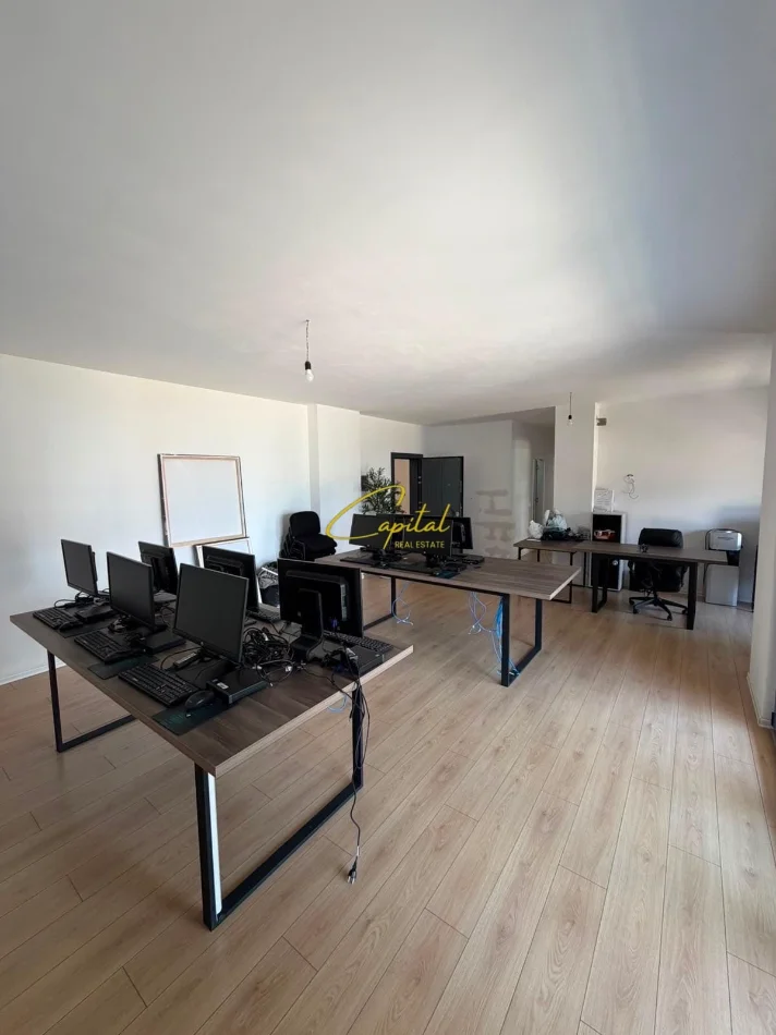 Tirane, jepet me qera zyre Kati 2, 122 m² 1.400 € (BULEVARDI I RI)