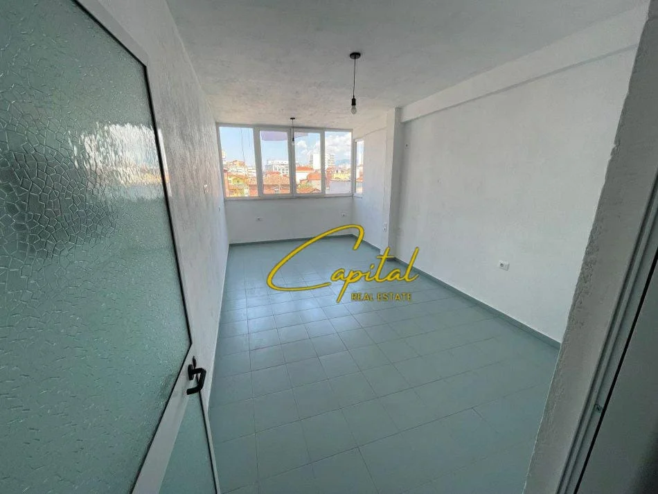 Tirane, jepet me qera ambjent biznesi Kati 3, 90 m² 500 € (SELVIA)