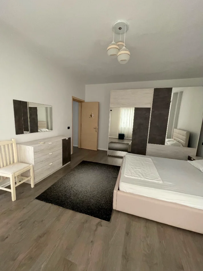 Tirane, jepet me qera apartament 2+1+Ballkon Kati 7, 126 m² Liqeni i Thate