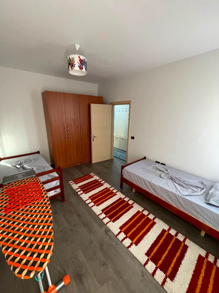 Tirane, jepet me qera apartament 2+1+Ballkon Kati 7, 126 m² Liqeni i Thate