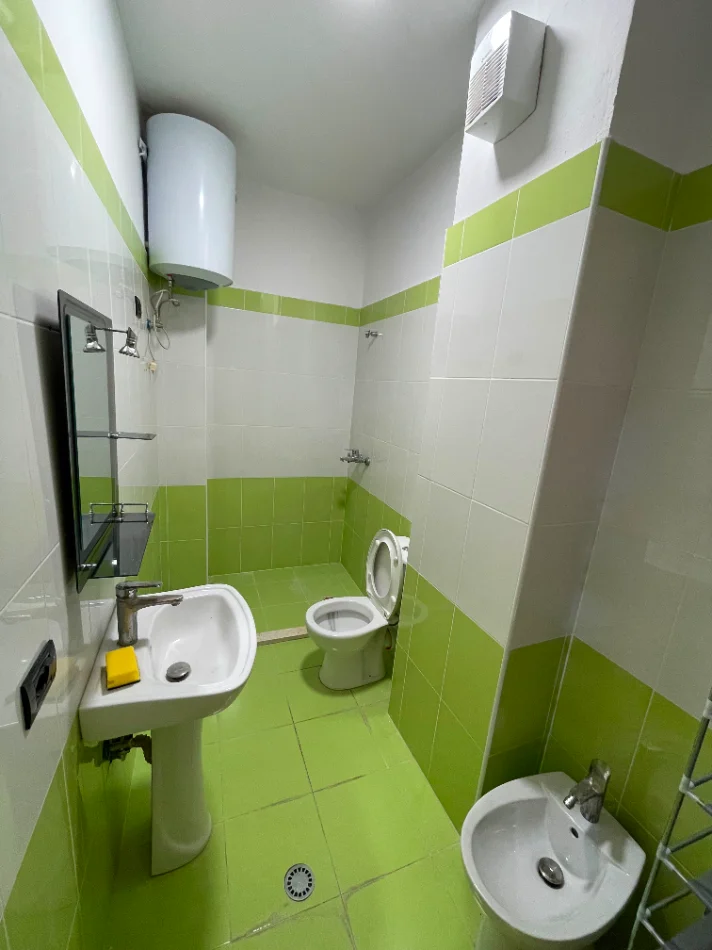 Tirane, jepet me qera apartament 2+1+Ballkon Kati 7, 126 m² Liqeni i Thate