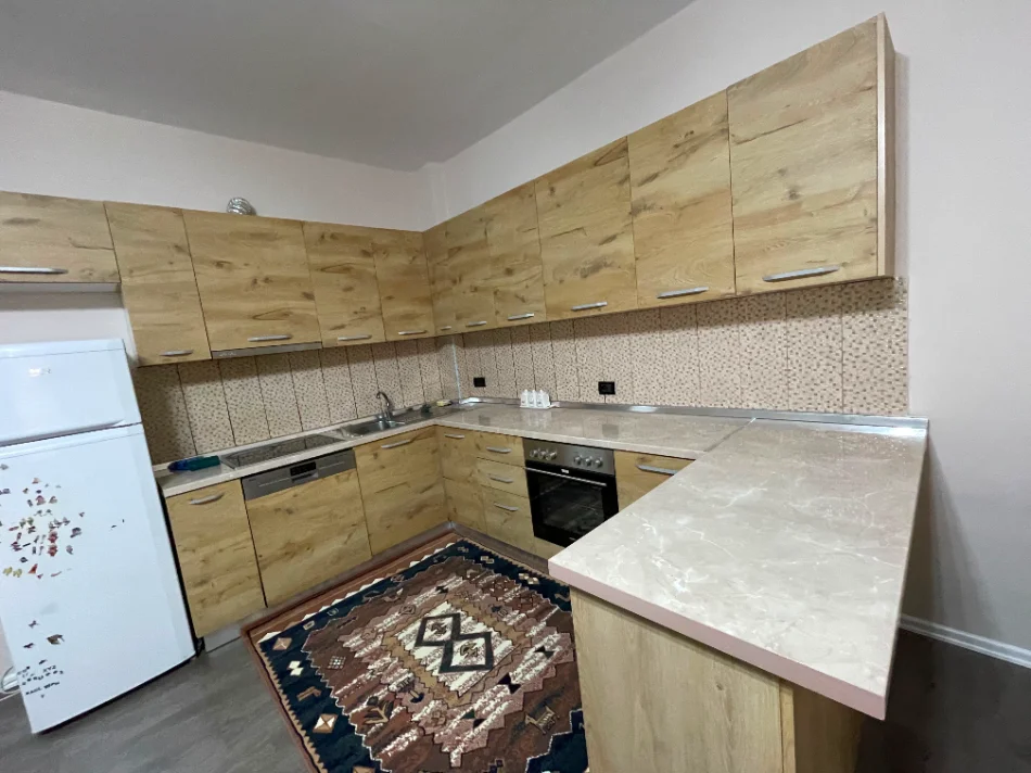 Tirane, jepet me qera apartament 2+1+Ballkon Kati 7, 126 m² Liqeni i Thate