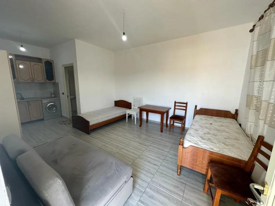 Tirane, jepet me qera garsonier Kati 1, 30 m² 200 € (Rruga Fuat Toptani, dy stacione autobusi siper kopshtit Sarito)