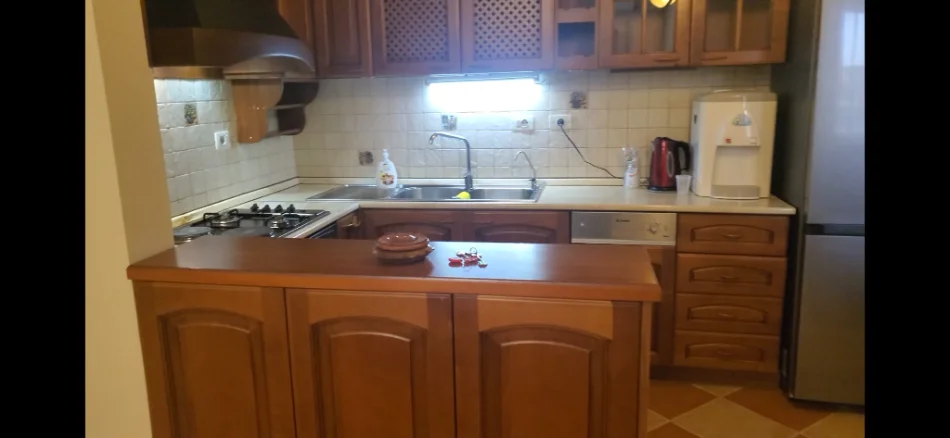 🏡 Jepet Apartament 3+1 me Qira – Rruga e Elbasanit 1.000 € (Rruga Elbasanit)
