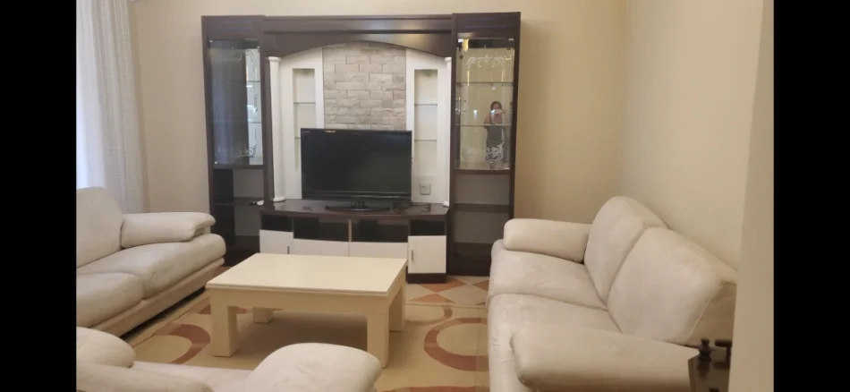 🏡 Jepet Apartament 3+1 me Qira – Rruga e Elbasanit 1.000 € (Rruga Elbasanit)