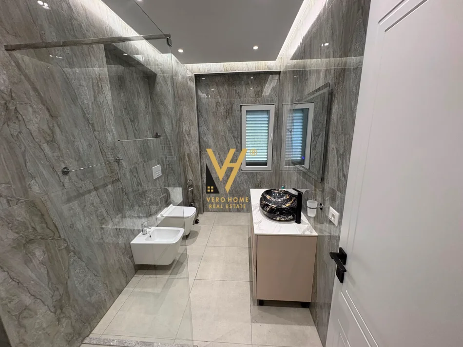 Tirane, jepet me qera apartament 2+1+Ballkon Kati 3, 124 m² 900 € (FARKE)