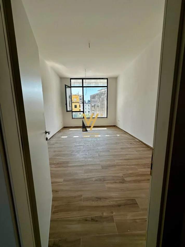 Tirane, jepet me qera zyre Kati 2, 37 m² 550 € (DONIKA CENTER)