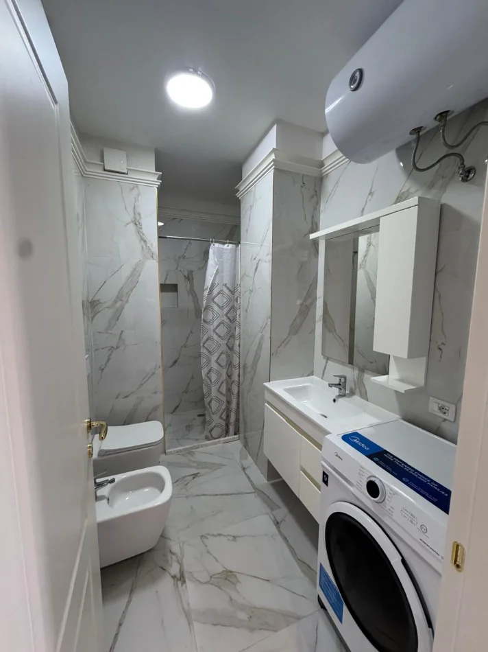 Tirane, jepet me qera apartament 1+1+Ballkon Kati 8, 70 m² 500 € (Univers City)