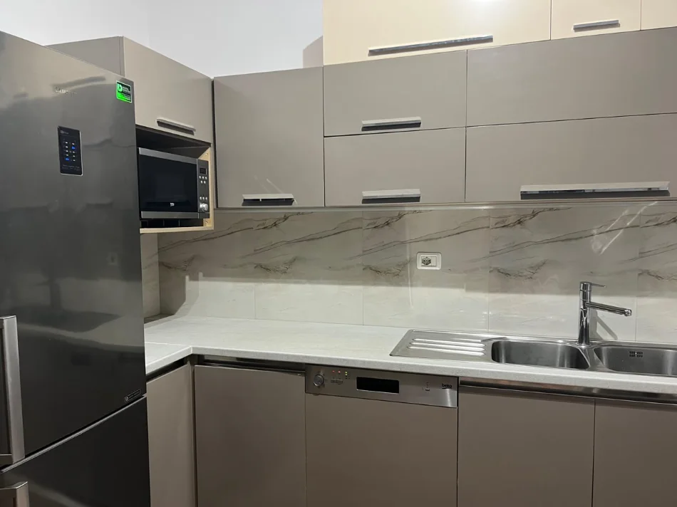 Tirane, jepet me qera apartament 2+1 Kati 12, 95 m² 700 € (Jordan Misja)