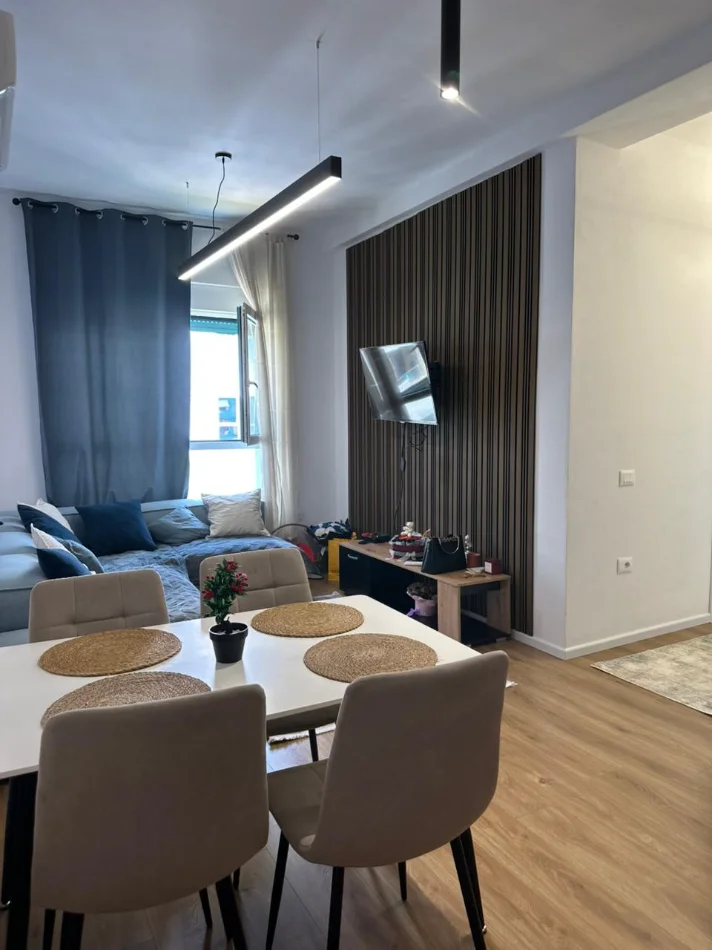 Tirane, jepet me qera apartament 2+1+Ballkon Kati 8, 550 € 