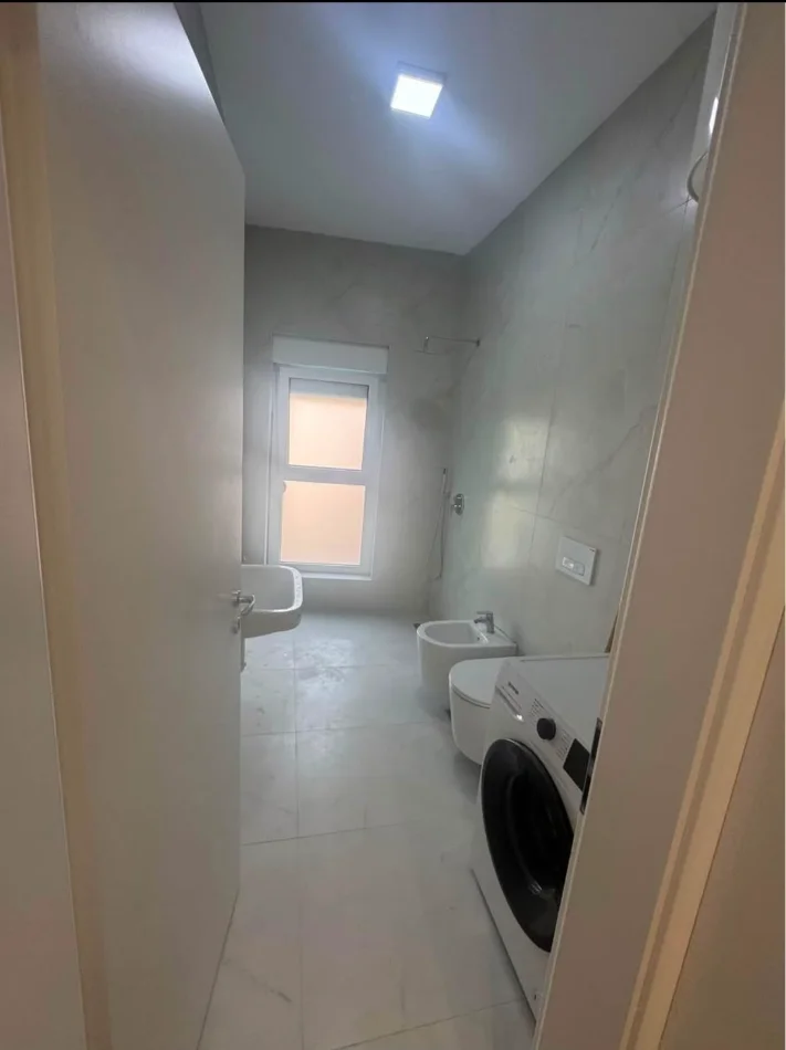 Tirane,  jepet me qira apartament 1+1 Kati 3, 75 m² (kompleksi mangalem)
