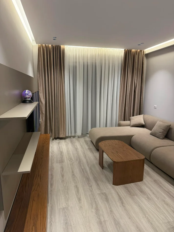 Tirane, jepet me qera apartament 1+1 Kati 4, 75 m² 700 € (LAPRAKE)