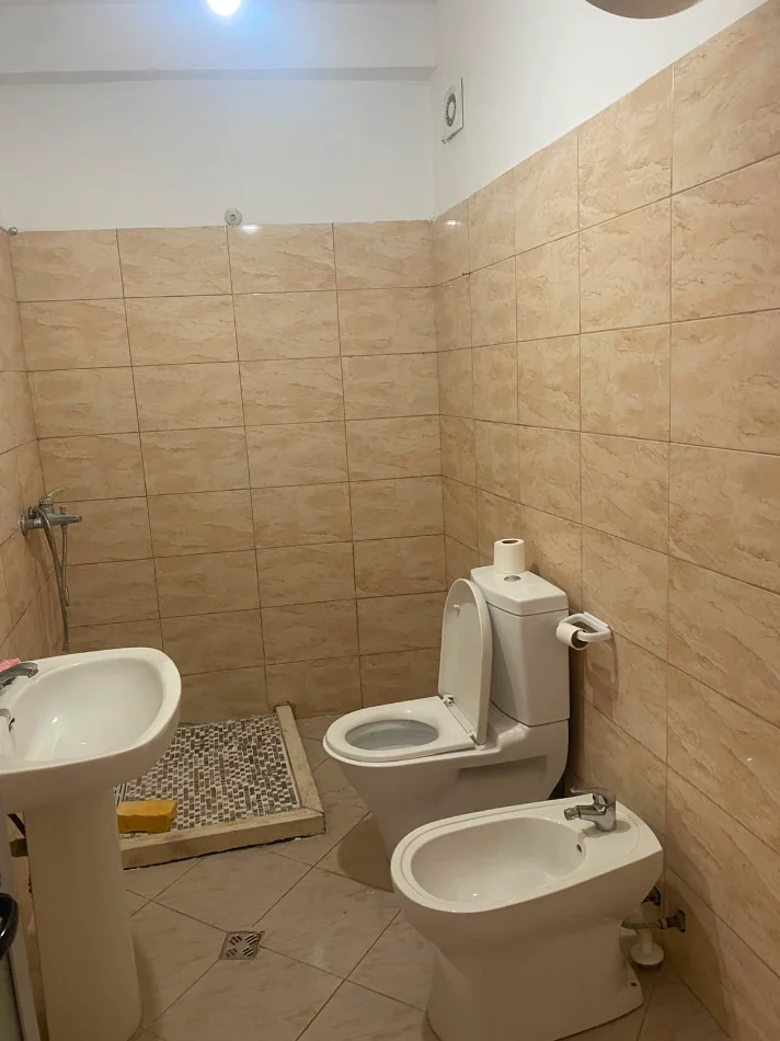 Tirane, shitet apartament 2+1+Ballkon Kati 3, 88 m² 115.000 € (Pallatet Cabej)