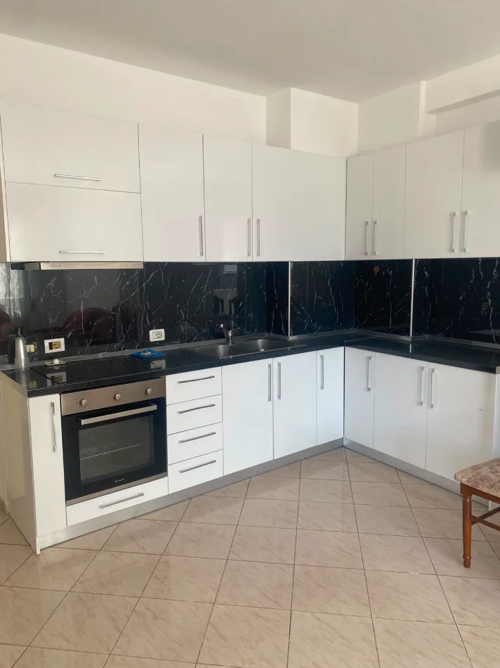 Tirane, shitet apartament 2+1+Ballkon Kati 3, 88 m² 115.000 € (Pallatet Cabej)