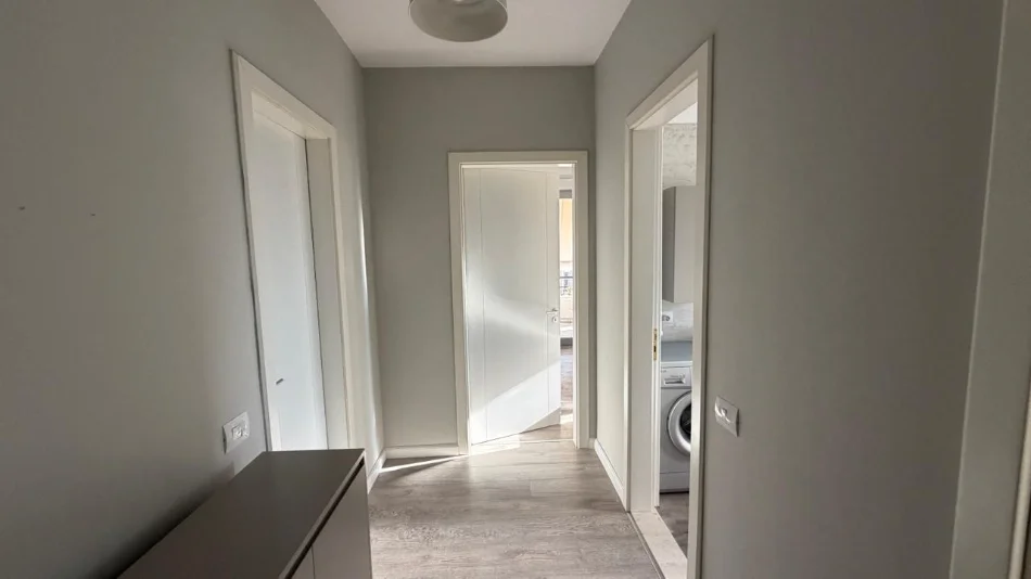 Tirane, jepet me qera apartament 2+1 Kati 4, 680 € (Liqeni i Thatë)