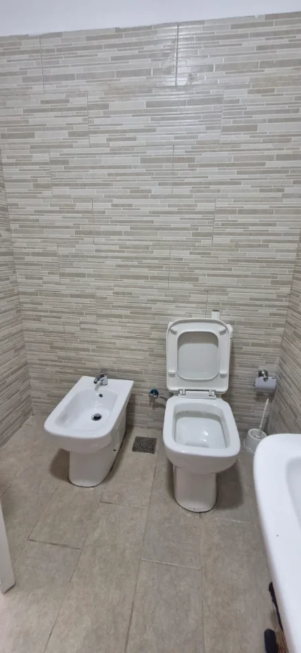 Tirane, jepet me qera apartament 1+1 , 500 € (Ministria Mbrojtjes)