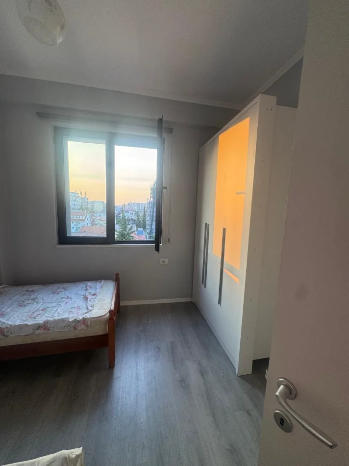 Tirane, jepet me qera apartament 2+1+Ballkon Kati 4, 86 m² , 60.000 LEKE (JORDAN MISJA, PRANE KOMPLEKSIT PANORAMA)