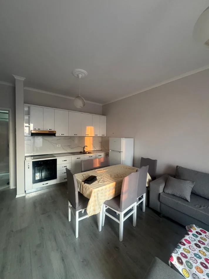 Tirane, jepet me qera apartament 2+1+Ballkon Kati 4, 86 m² , 60.000 LEKE (JORDAN MISJA, PRANE KOMPLEKSIT PANORAMA)