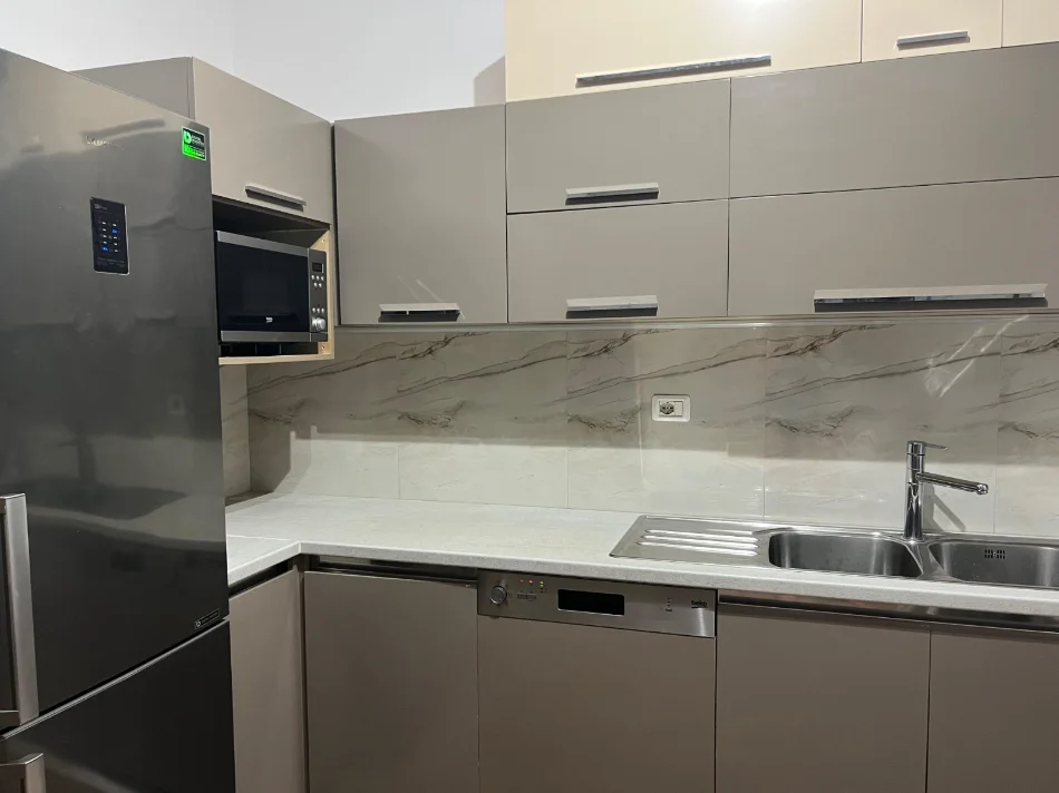 Tirane, jepet me qera apartament 2+1 Kati 12, 100 m² 700 € (Prane Intermedica)