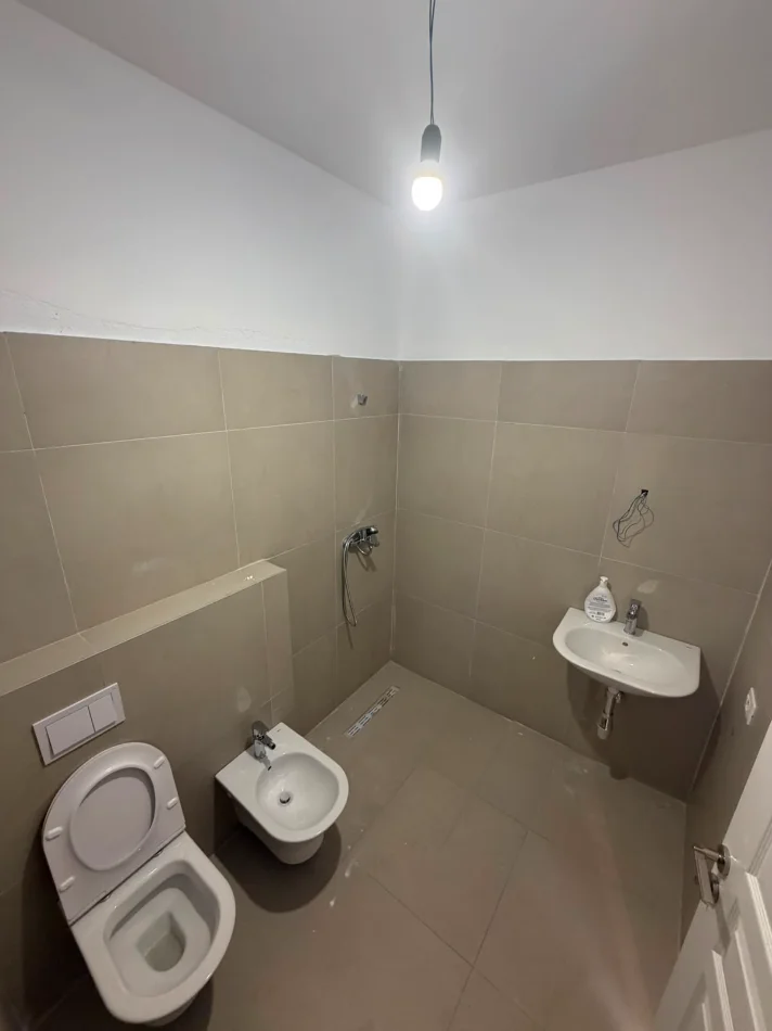 Me Qira - 3 Ambiente Pune 2wc & 1Bllkn || Kati i 8-të || (📍Porcelan - Kompleksi ASL, Godina 1), me pamje fantastike || 105 m² Çmimi: 58,000 Leke/Muaj