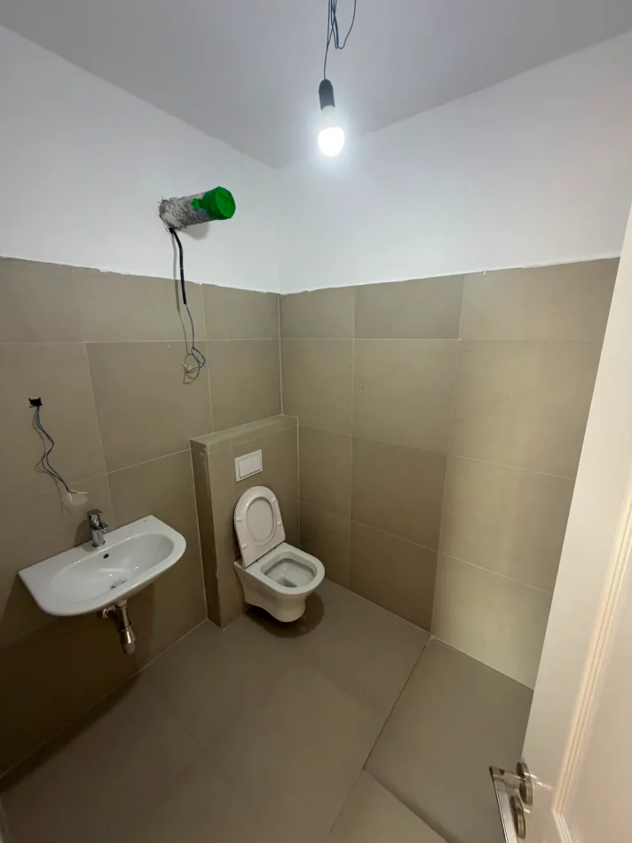Me Qira - 3 Ambiente Pune 2wc & 1Bllkn || Kati i 8-të || (📍Porcelan - Kompleksi ASL, Godina 1), me pamje fantastike || 105 m² Çmimi: 58,000 Leke/Muaj