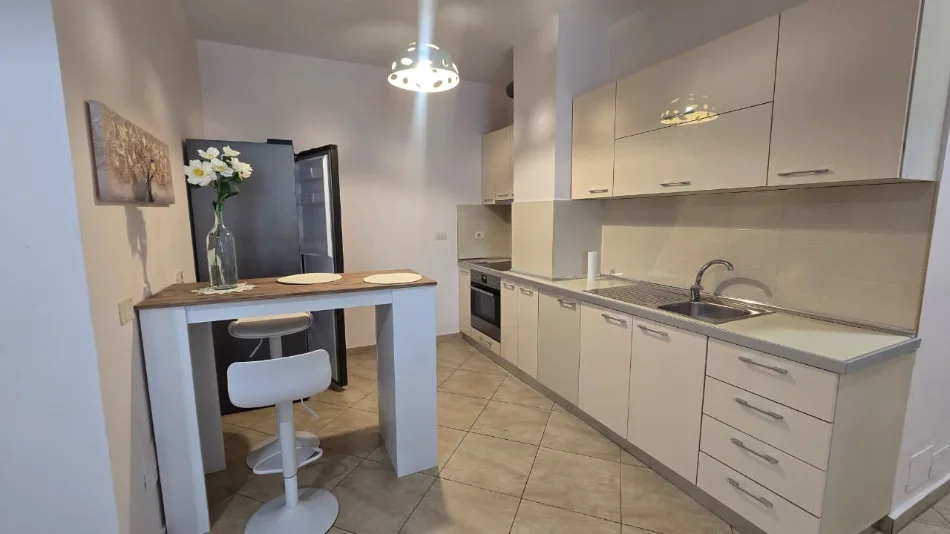 Tirane, jepet me qera apartament 2+1 Kati 4, 70 m² 650 €