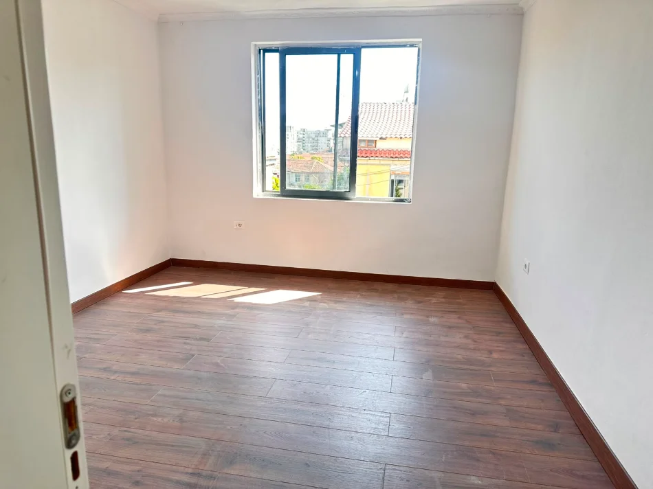 Tirane, shitet apartament 1+1 Kati 4, 54 m² 80.600 € (Kombinat)