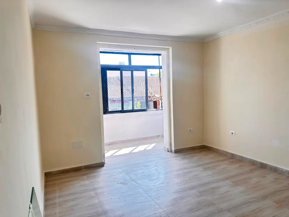 Tirane, shitet apartament 1+1 Kati 4, 54 m² 80.600 € (Kombinat)