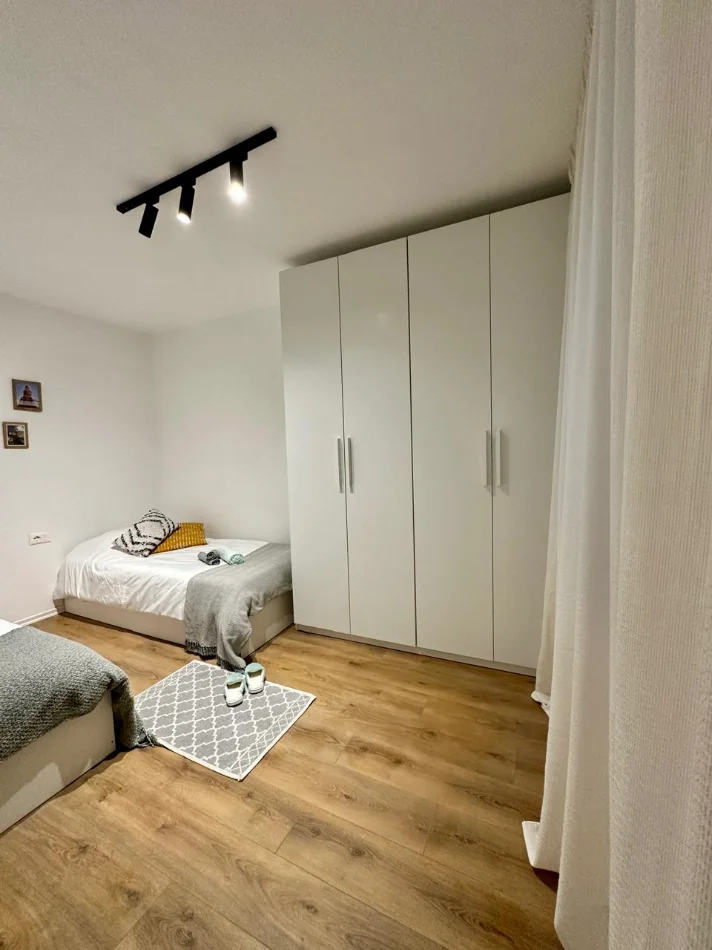 🏠Me Qera: 1+1 📍Sheshi Wilson (Prane Gjimnazit Petro Nini) - 55,000 Leke/Muaj - K.3 - SP.60m² ||  Me Akses te shpejte drejt Qendres dhe Bllokut🏃🏻‍♂