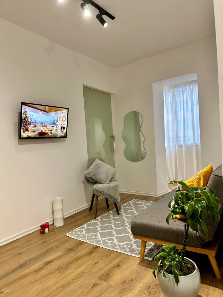 🏠Me Qera: 1+1 📍Sheshi Wilson (Prane Gjimnazit Petro Nini) - 55,000 Leke/Muaj - K.3 - SP.60m² ||  Me Akses te shpejte drejt Qendres dhe Bllokut🏃🏻‍♂