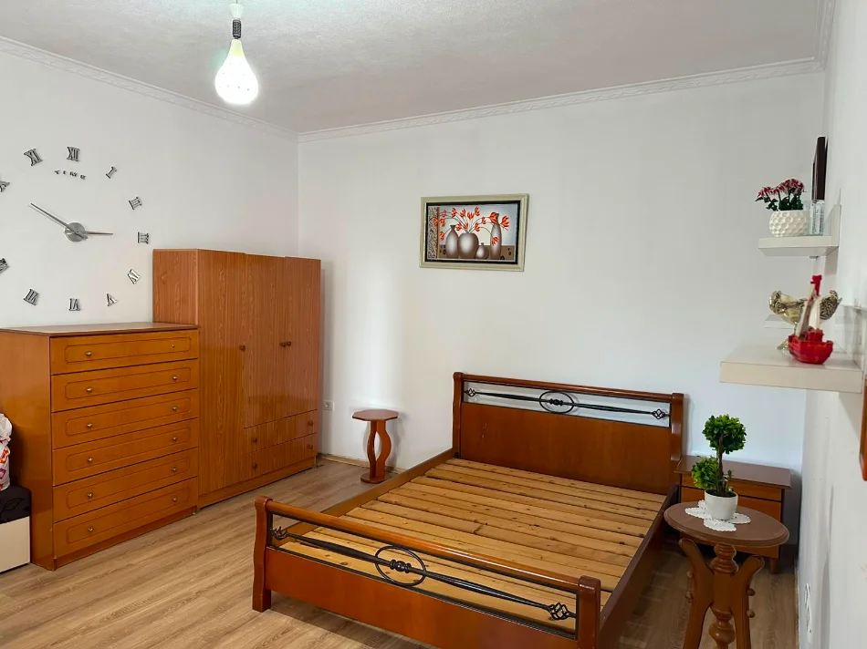 Tirane, jepet me qera apartament 2+1+Ballkon Kati 0, 84 m² 400 € (RRUGA OSMET,SAUK)