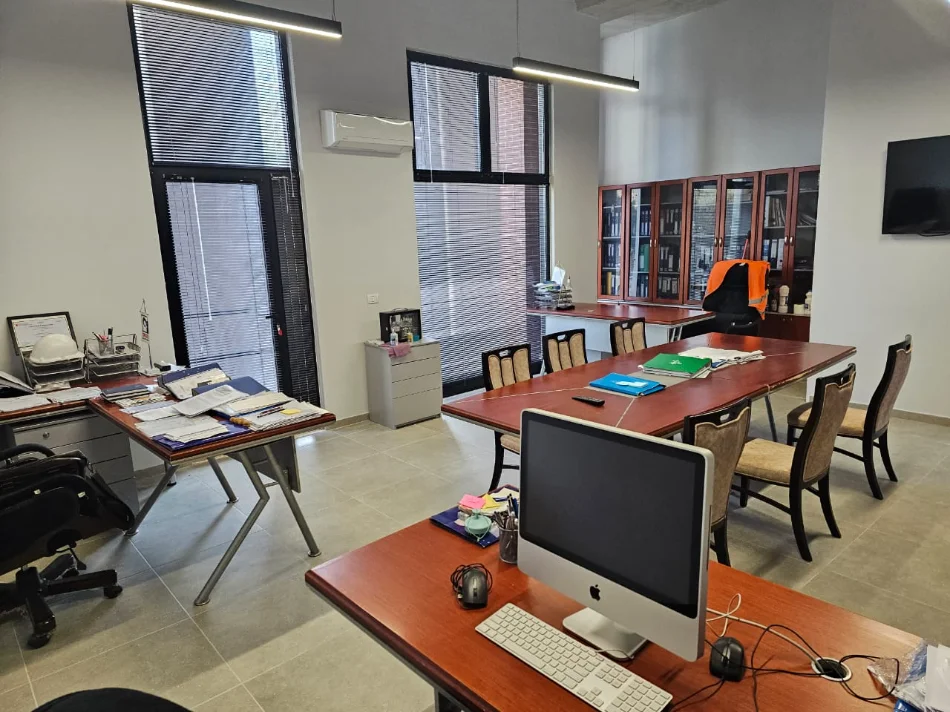 Shqiperi, shitet dyqan Kati 0, 52 m² 156.000 € (Rruga Jordan Misja)