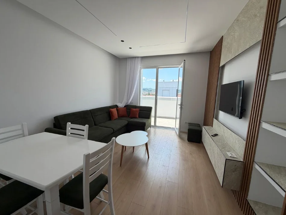 Tirane, jepet me qera apartament 1+1+Ballkon Kati 5, 70 m² 400 € (Rruga "Donald Trump" prane "Concept Home Real Estate")