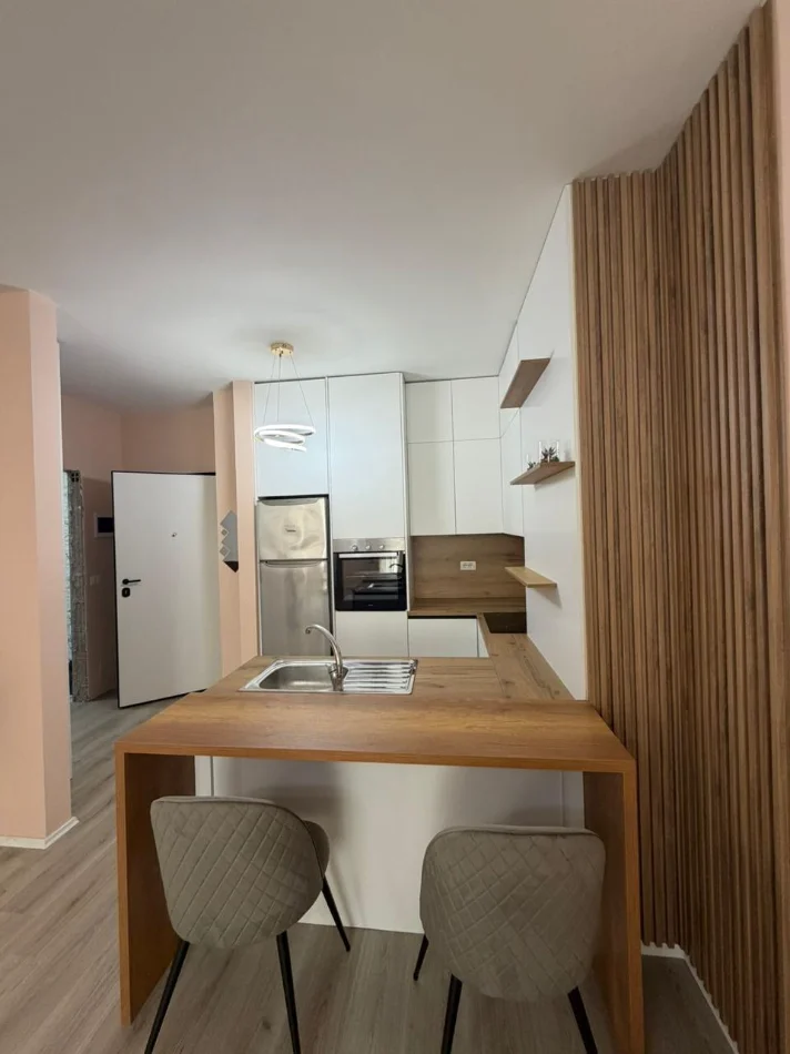 Shitet apartament modern 1+1, në një kompleks të ri banimi, i arreduar me stil dhe i pajisur me të gjitha facilitetet për një jetesë komode.