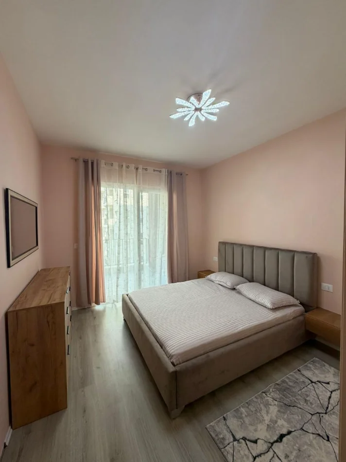 Shitet apartament modern 1+1, në një kompleks të ri banimi, i arreduar me stil dhe i pajisur me të gjitha facilitetet për një jetesë komode.