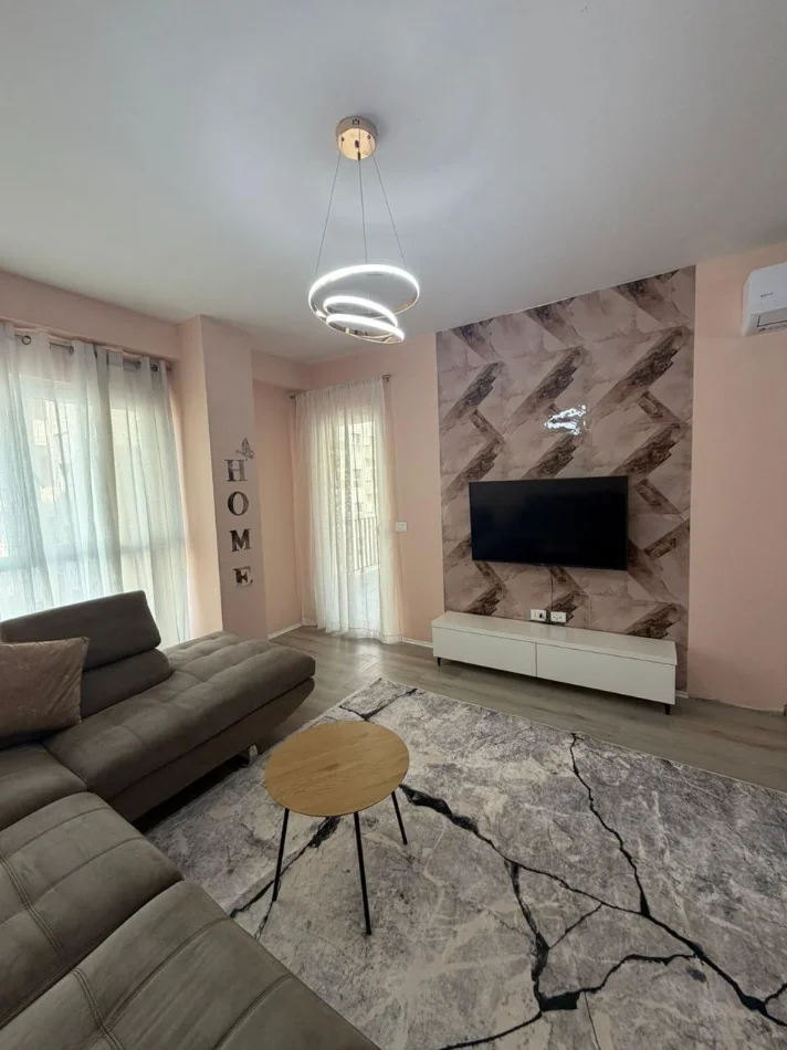 Shitet apartament modern 1+1, në një kompleks të ri banimi, i arreduar me stil dhe i pajisur me të gjitha facilitetet për një jetesë komode.