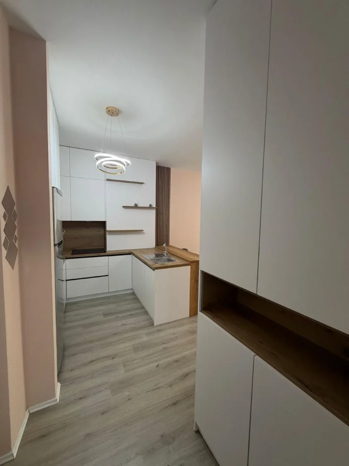 Shitet apartament modern 1+1, në një kompleks të ri banimi, i arreduar me stil dhe i pajisur me të gjitha facilitetet për një jetesë komode.