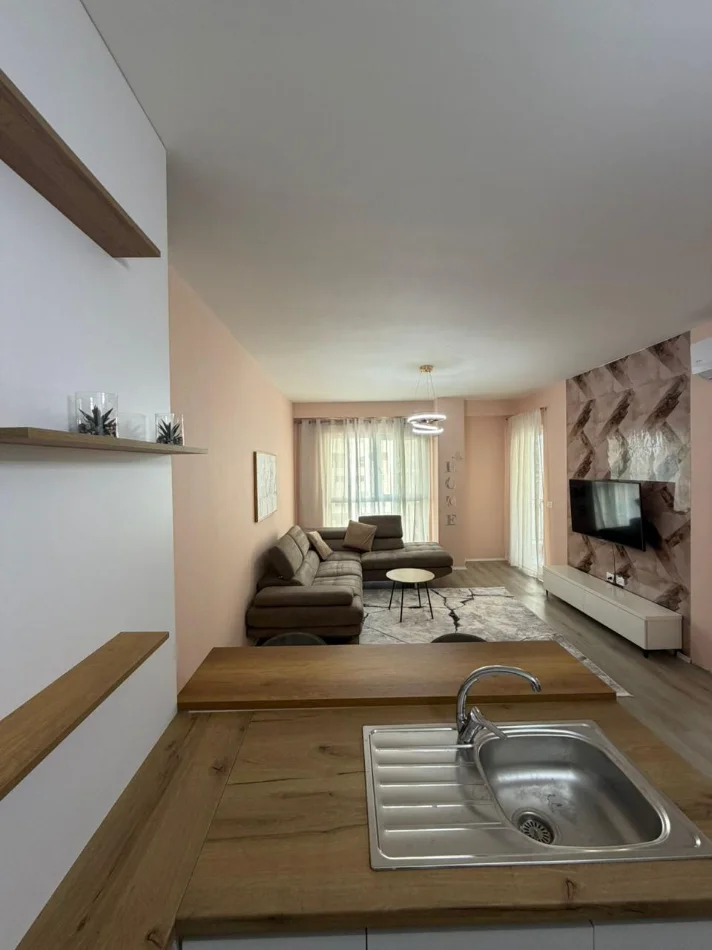 Shitet apartament modern 1+1, në një kompleks të ri banimi, i arreduar me stil dhe i pajisur me të gjitha facilitetet për një jetesë komode.