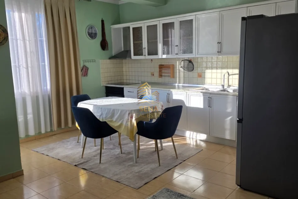 Tirane, jepet me qera apartament 2+1+Ballkon Kati 2, 100 m² 600 € (Tregu Elektrik)